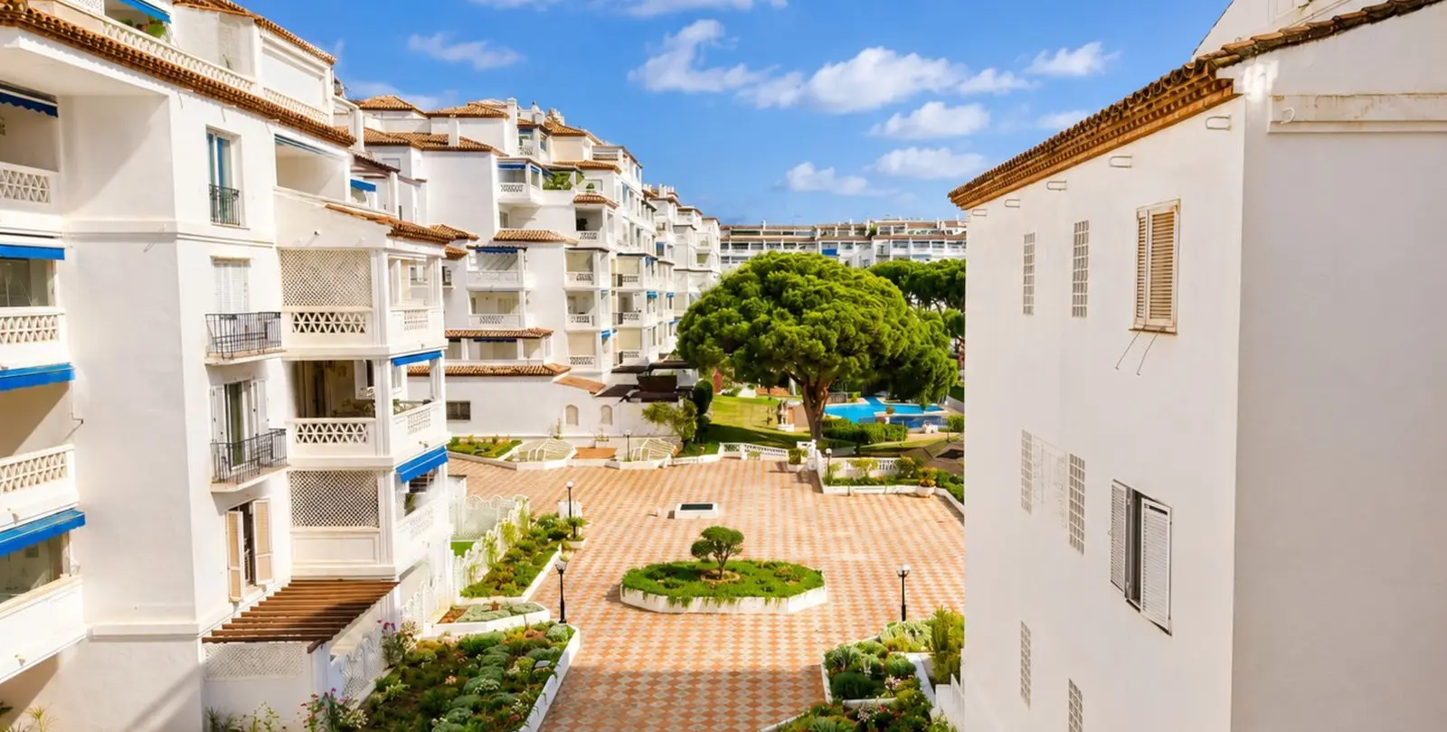 Sale of middle floor apartment in Puerto Banús 2