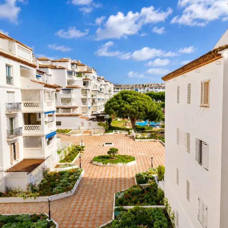 Sale of middle floor apartment in Puerto Banús