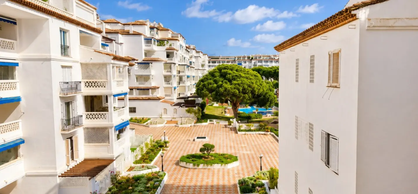 Sale of middle floor apartment in Puerto Banús 1