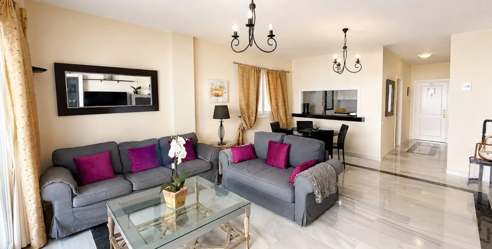 Sale of middle floor apartment in Puerto Banús 3