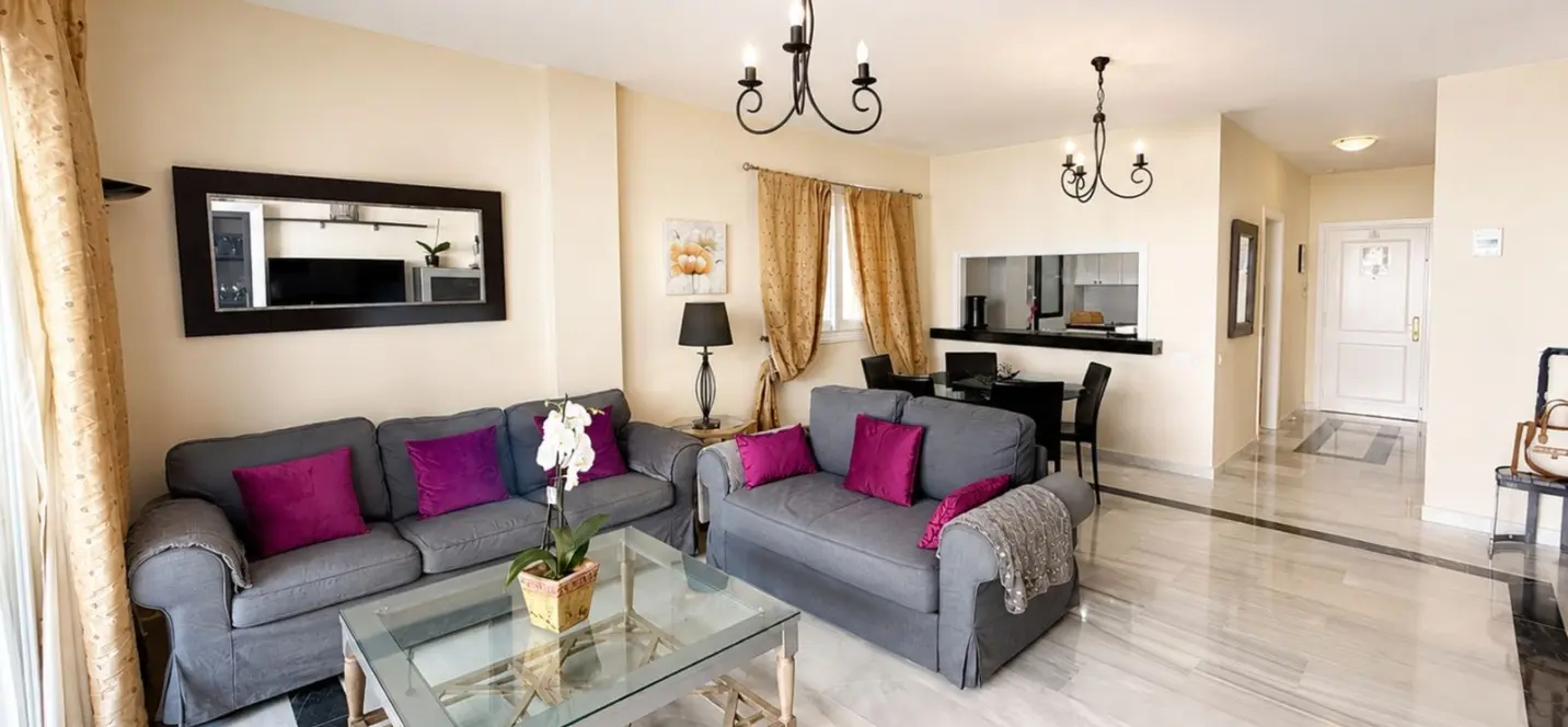 Sale of middle floor apartment in Puerto Banús 2