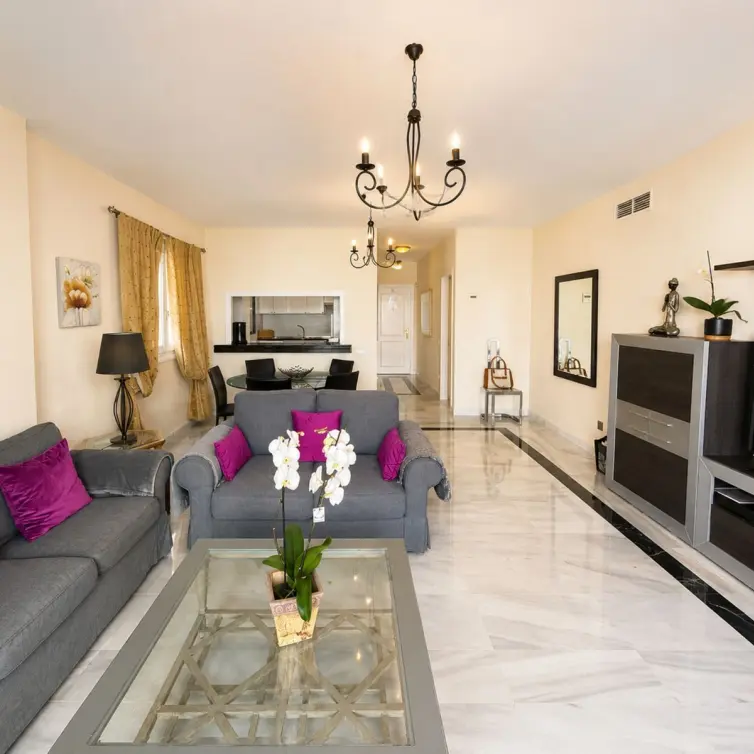 Sale of middle floor apartment in Puerto Banús