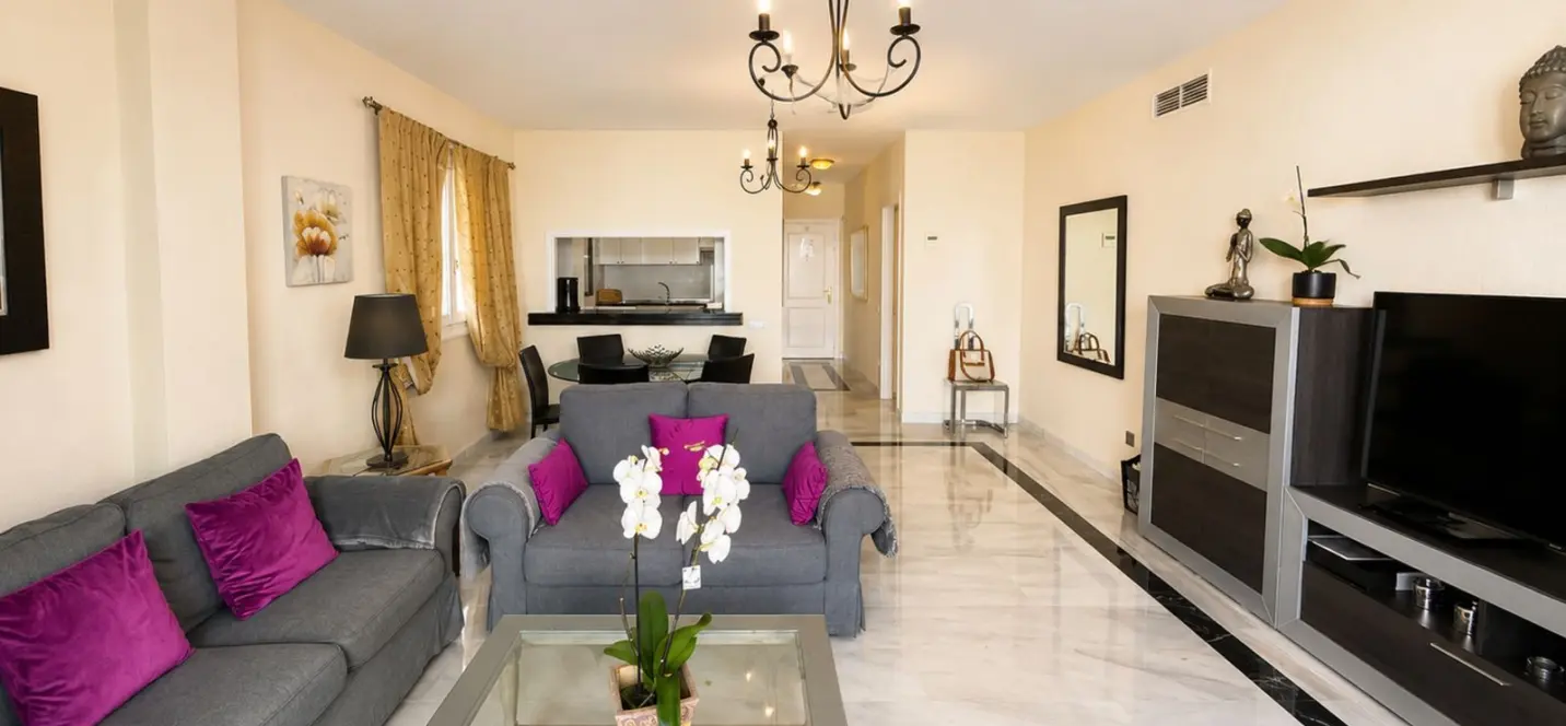 Sale of middle floor apartment in Puerto Banús 3