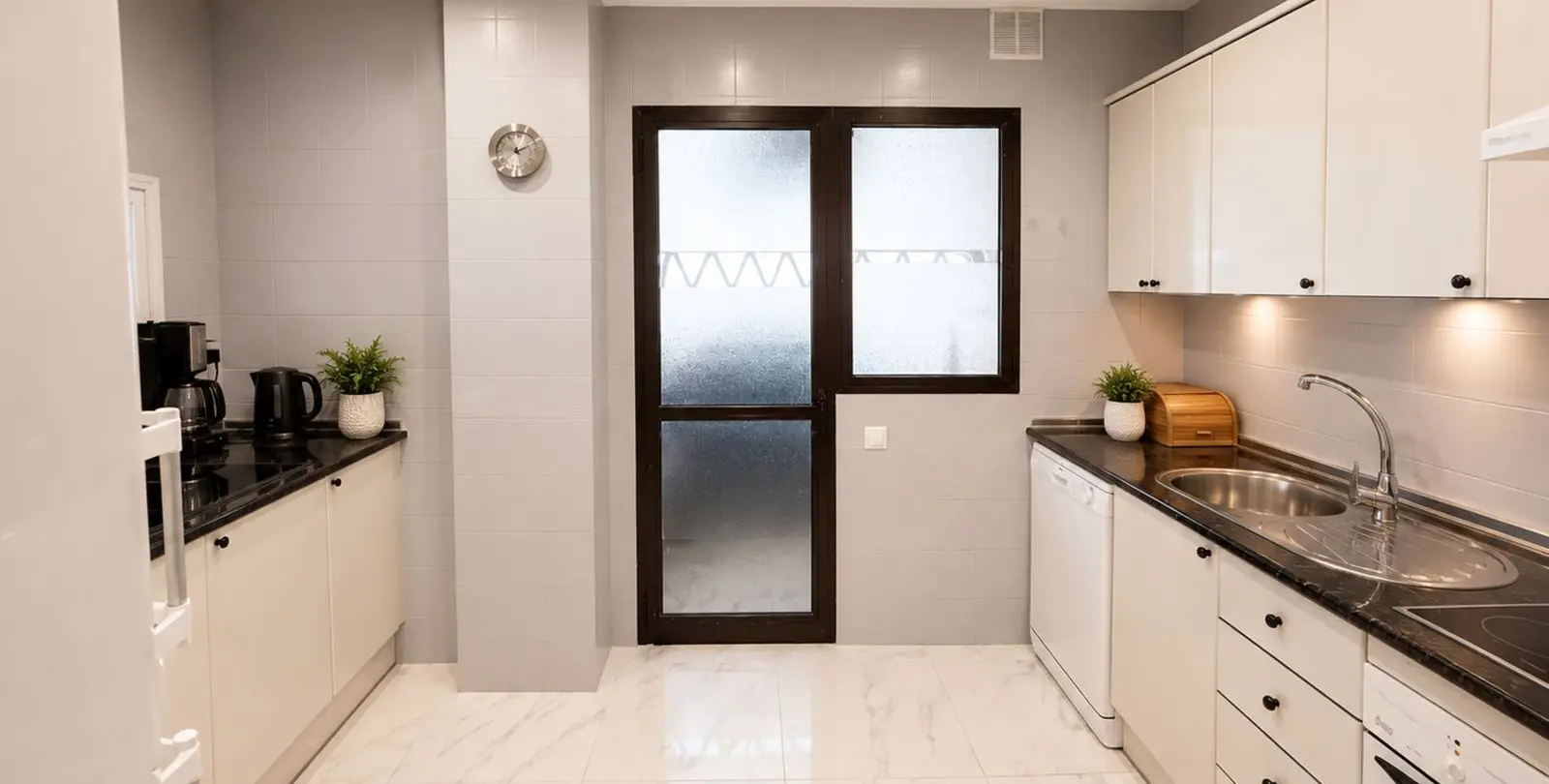 Sale of middle floor apartment in Puerto Banús 5