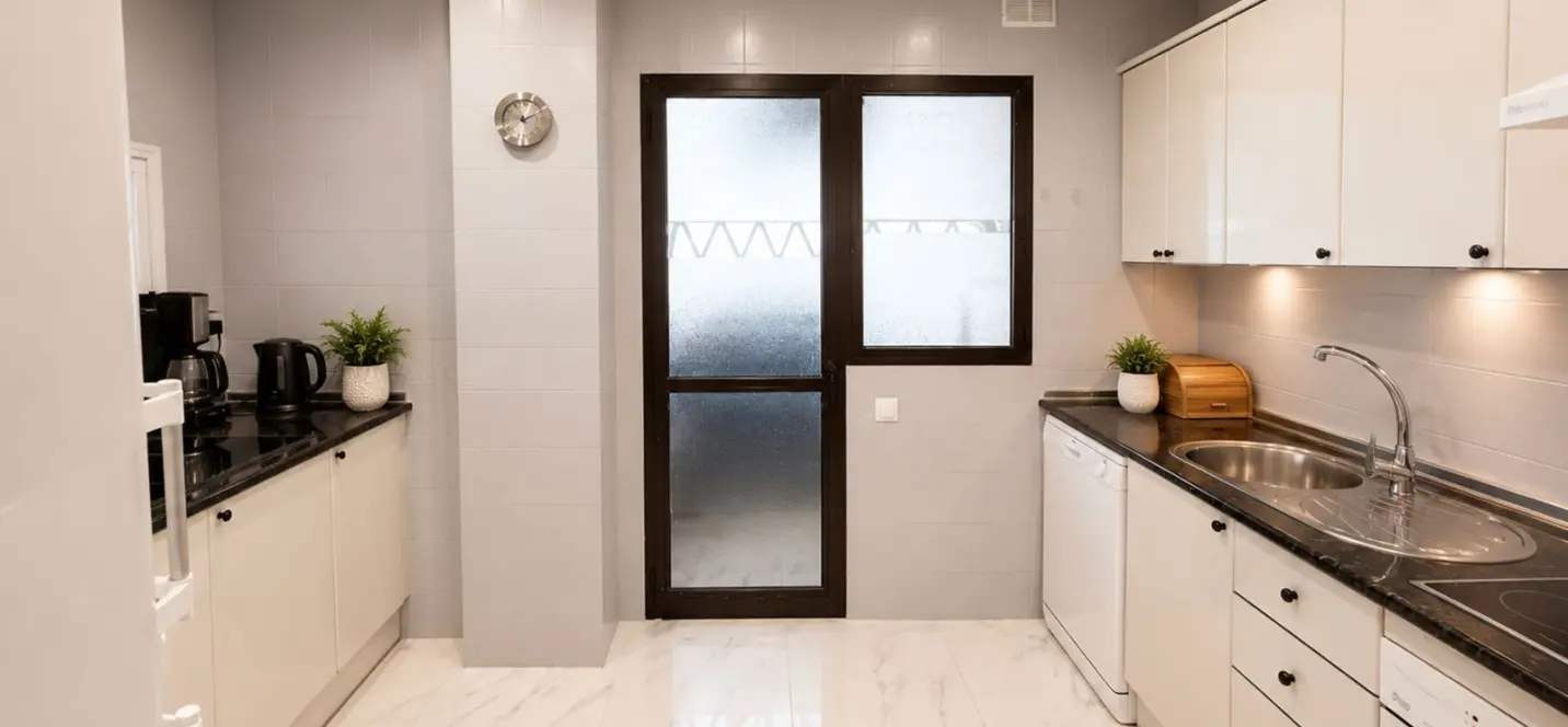 Sale of middle floor apartment in Puerto Banús 4