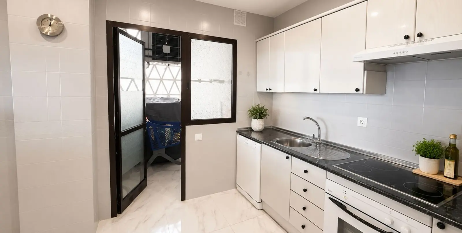 Sale of middle floor apartment in Puerto Banús 6