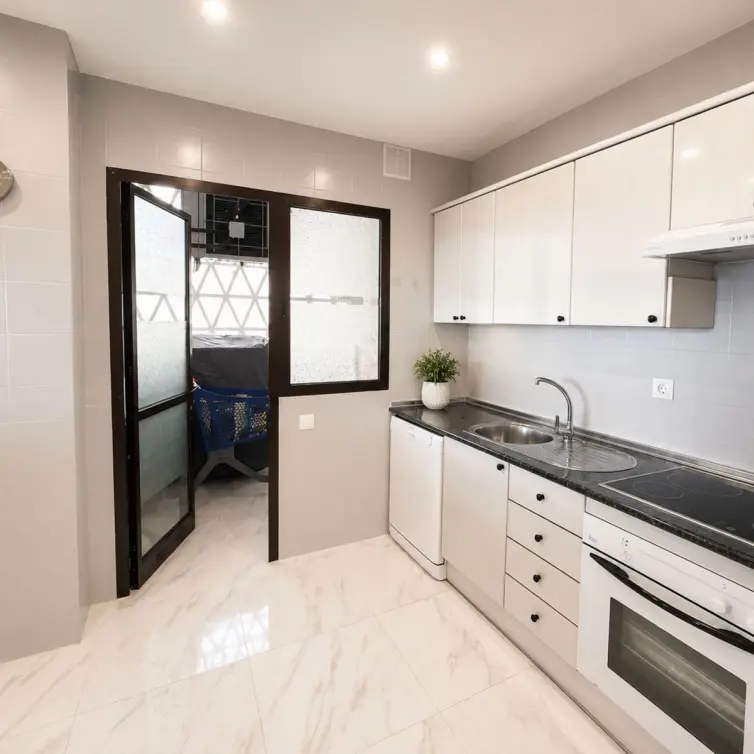 Sale of middle floor apartment in Puerto Banús