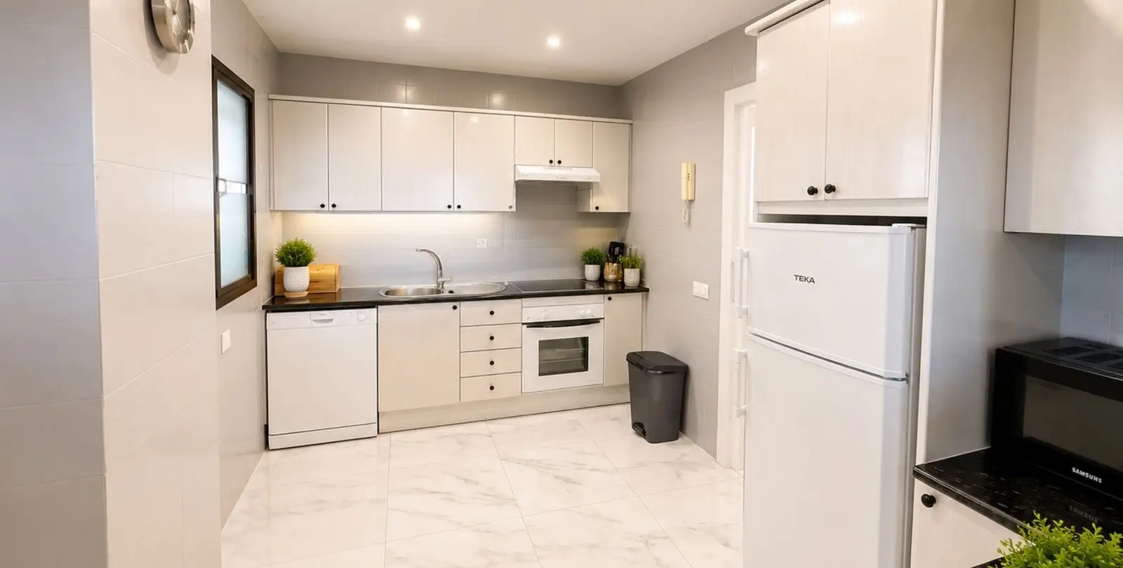 Sale of middle floor apartment in Puerto Banús 7