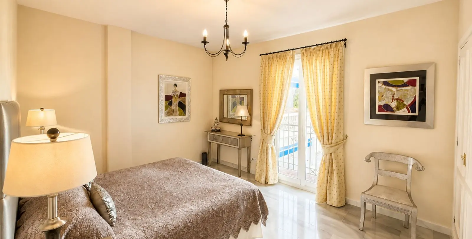 Sale of middle floor apartment in Puerto Banús 9