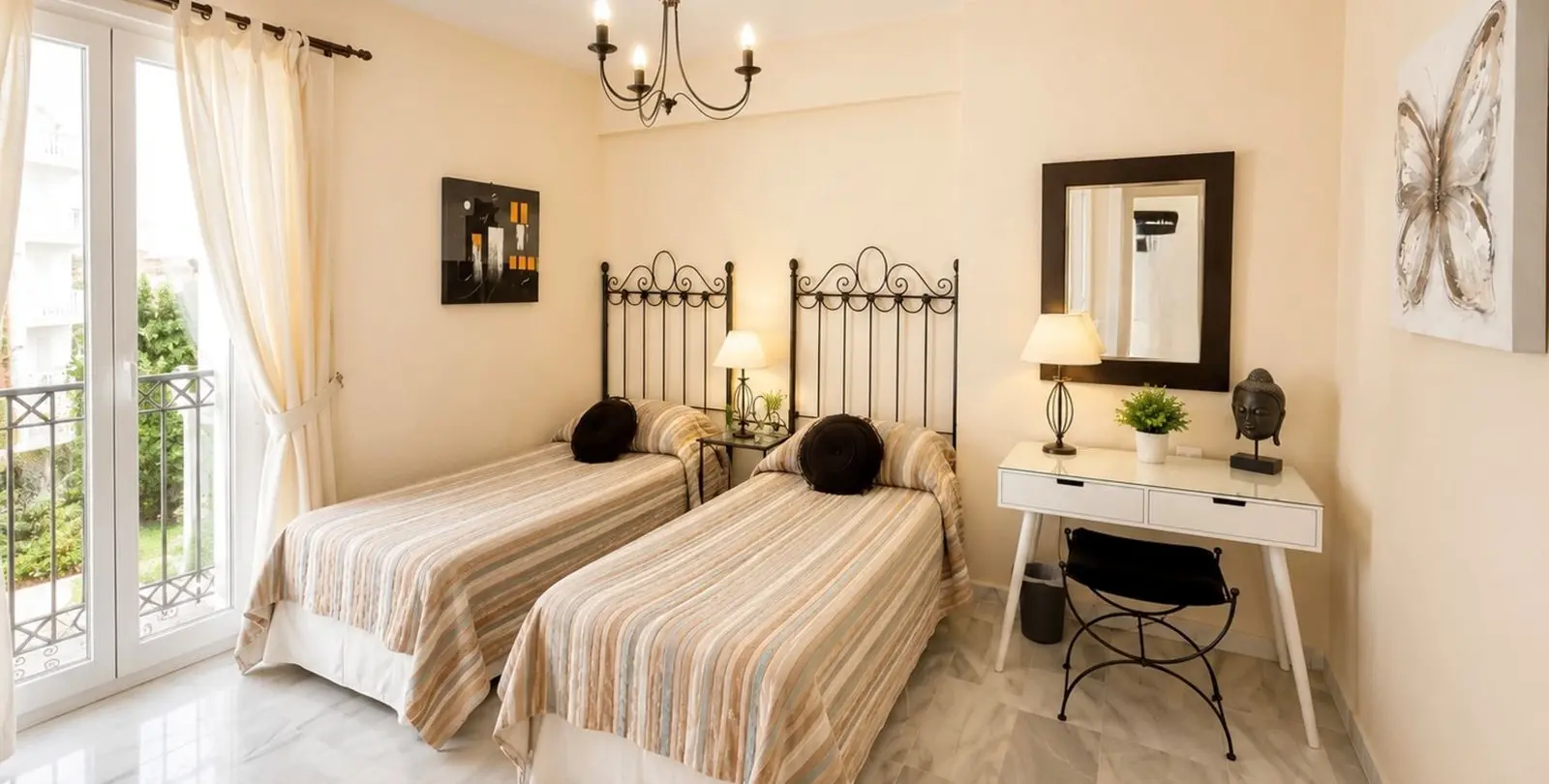 Sale of middle floor apartment in Puerto Banús 11