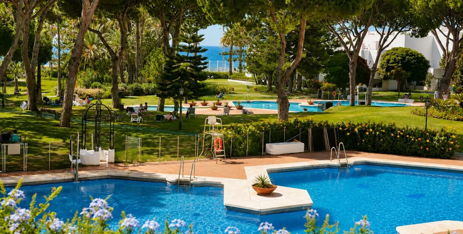 Sale of middle floor apartment in Puerto Banús 14
