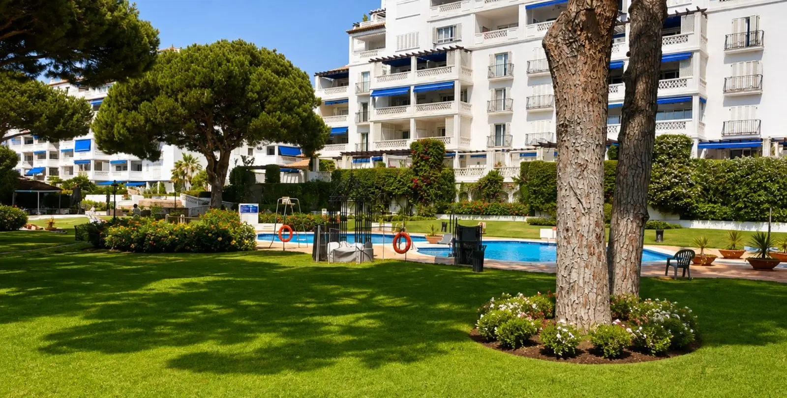 Sale of middle floor apartment in Puerto Banús 15
