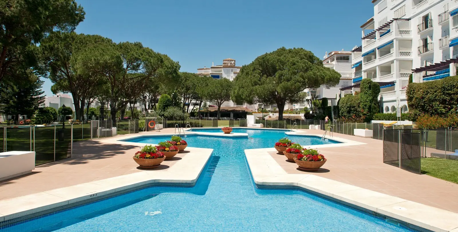 Sale of middle floor apartment in Puerto Banús 16