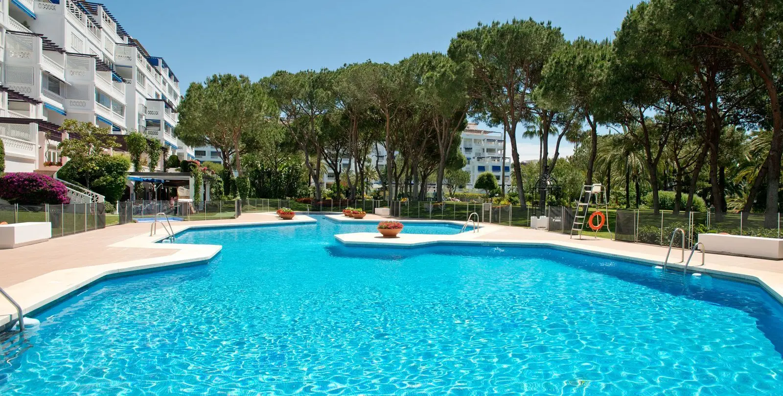 Sale of middle floor apartment in Puerto Banús 17