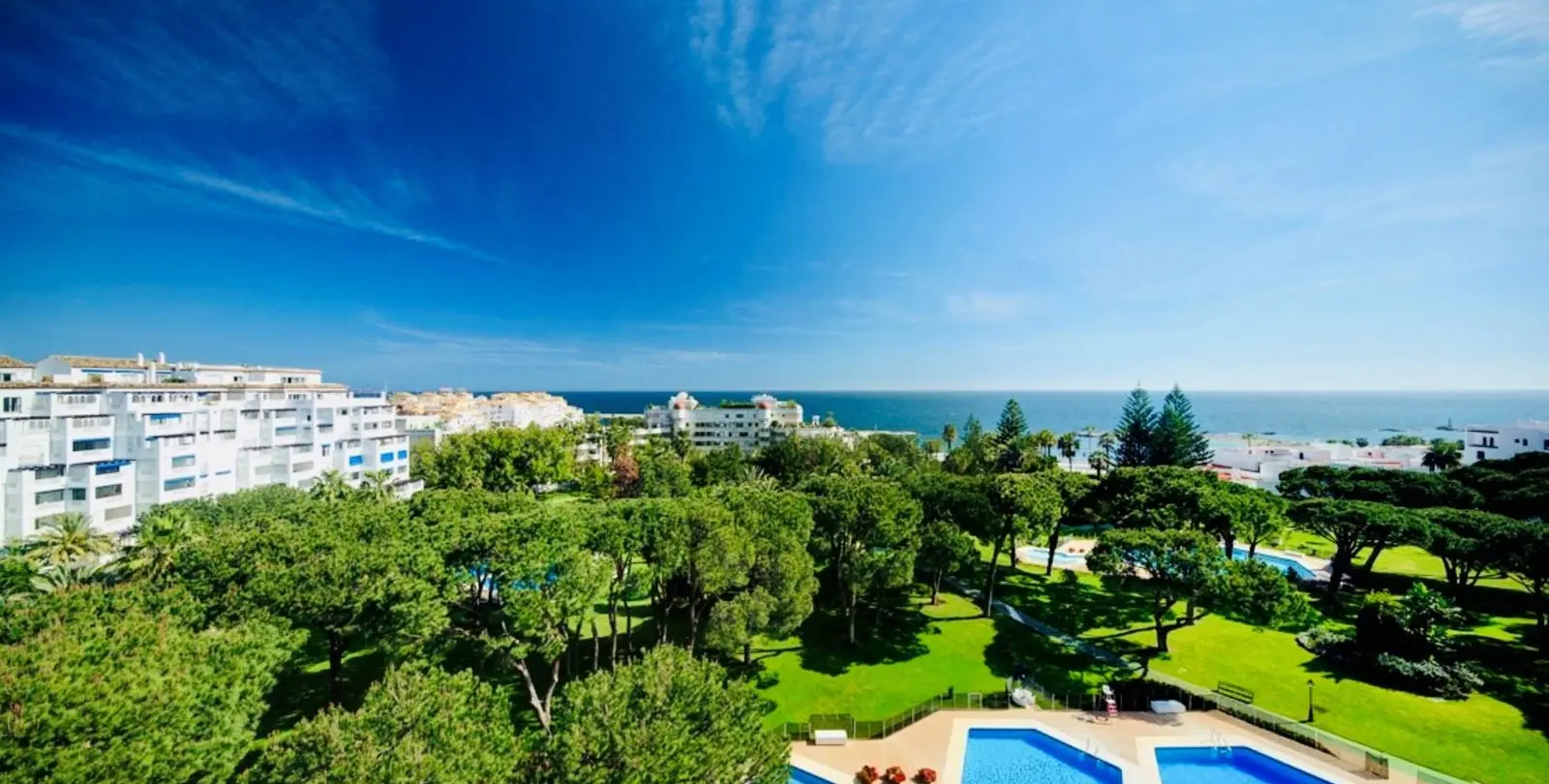 Sale of middle floor apartment in Puerto Banús 22