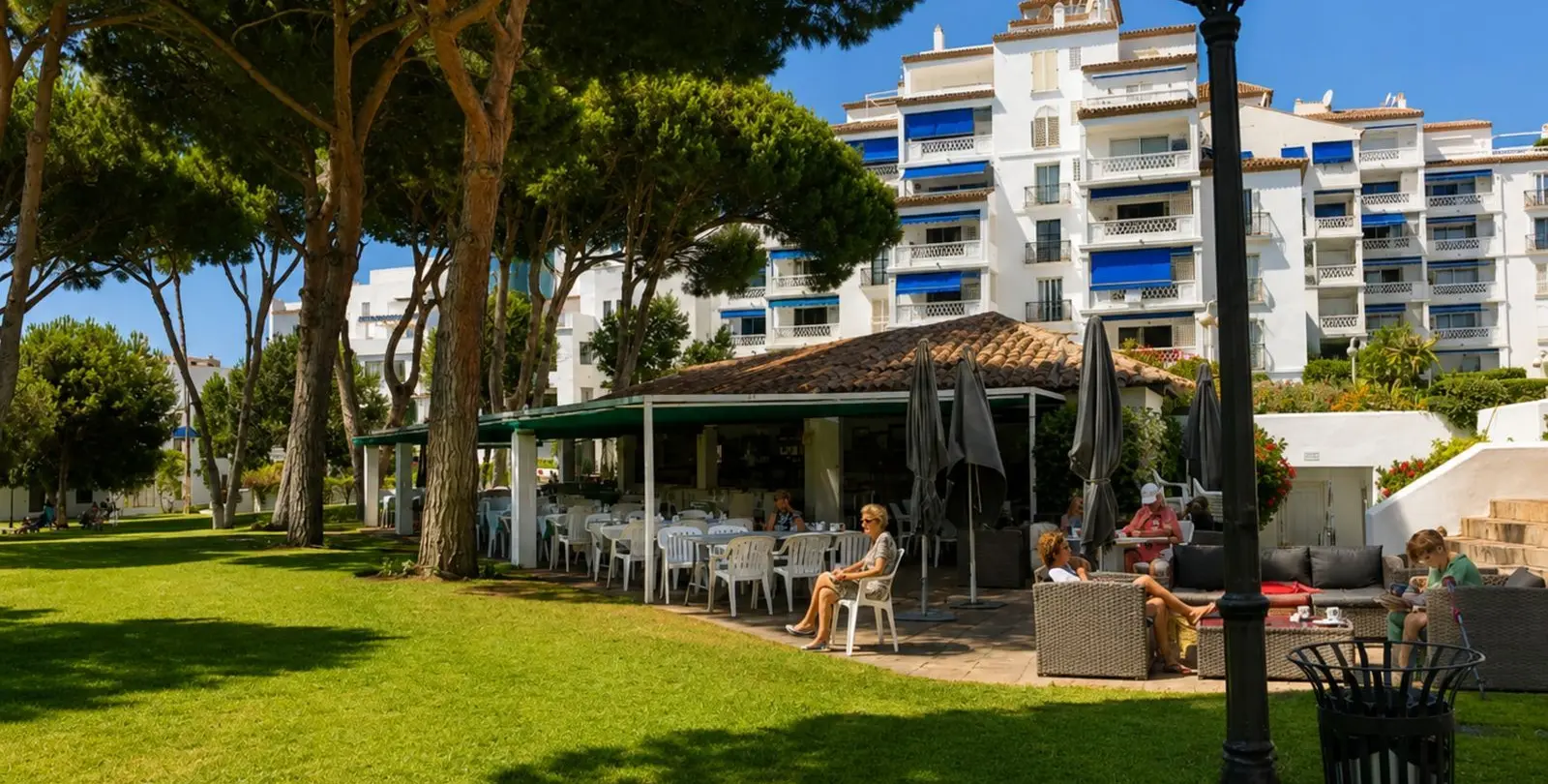 Sale of middle floor apartment in Puerto Banús 24