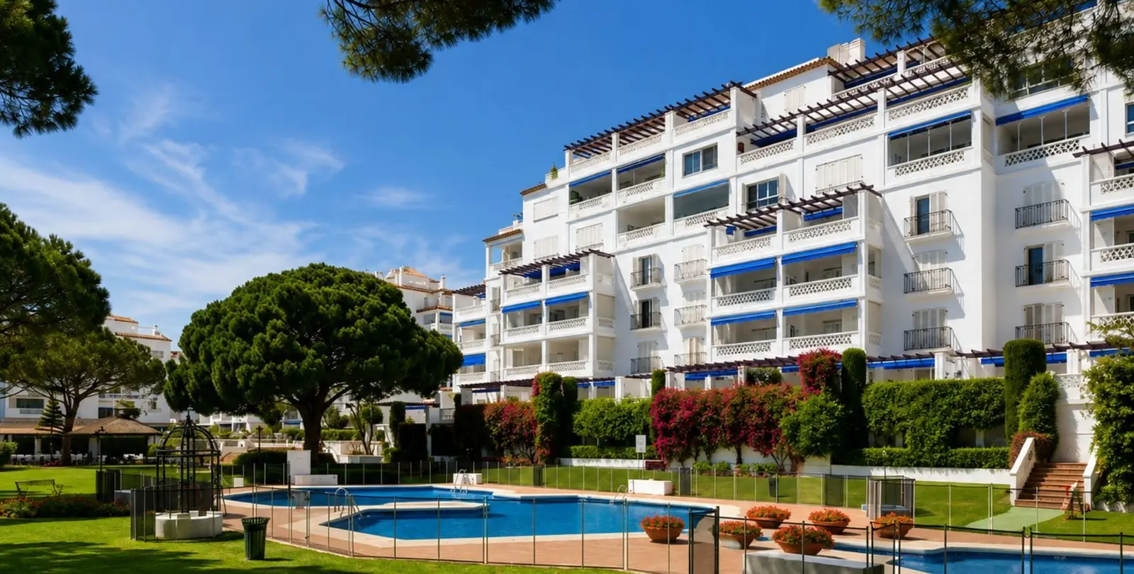 Sale of middle floor apartment in Puerto Banús 26
