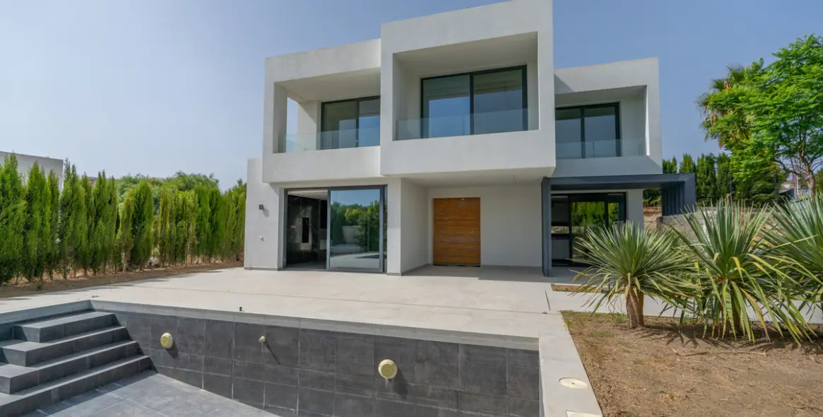 Продажа  отдельно стоящей виллы в Estepona 5