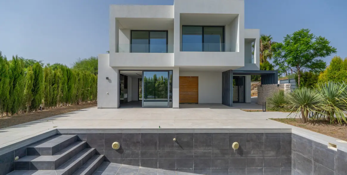 Sale of detached villa in Estepona 1