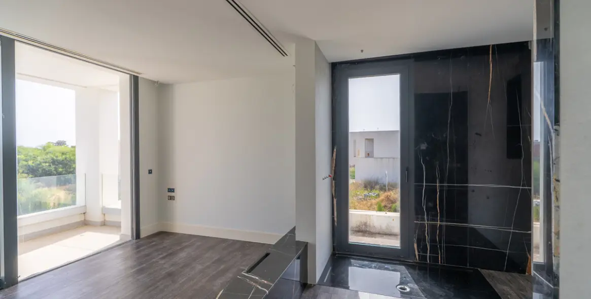 Sale of detached villa in Estepona 14