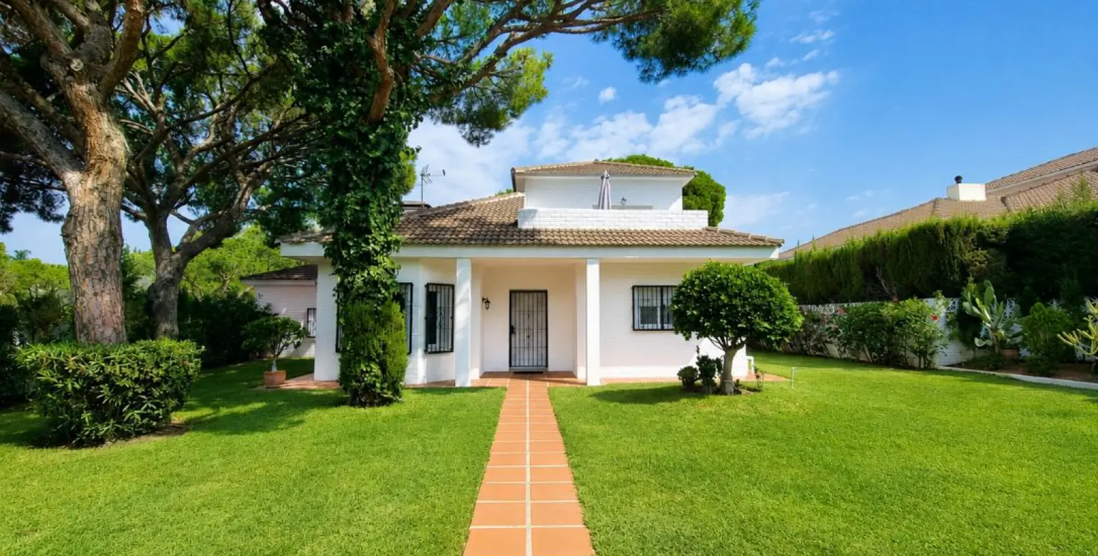 Sale of detached villa in Calahonda 1