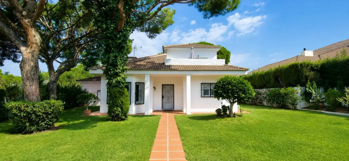 Sale of detached villa in Calahonda 0