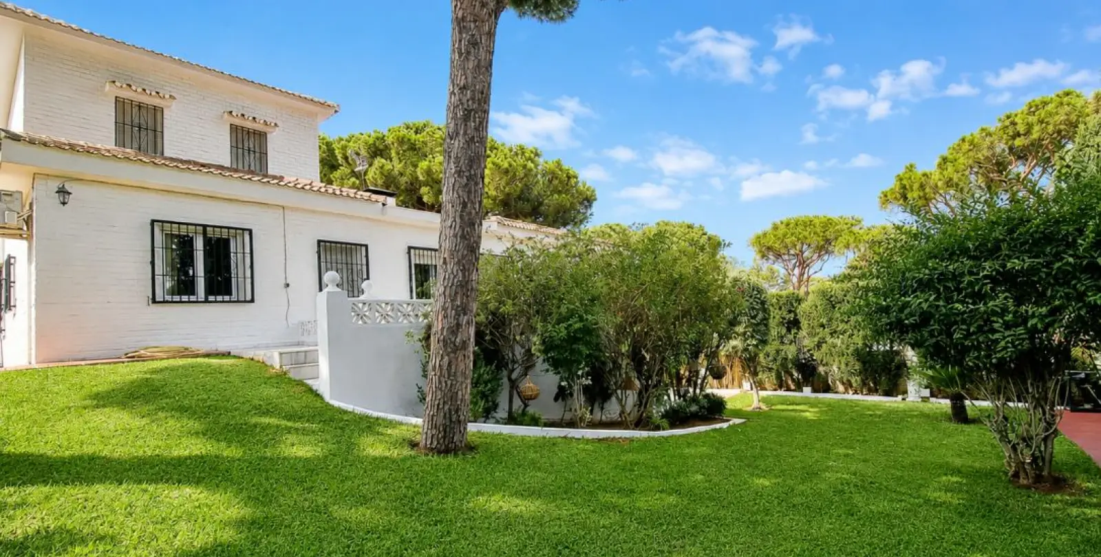 Sale of detached villa in Calahonda 2