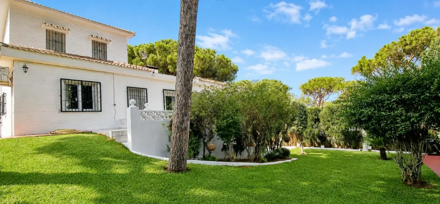 Sale of detached villa in Calahonda 1