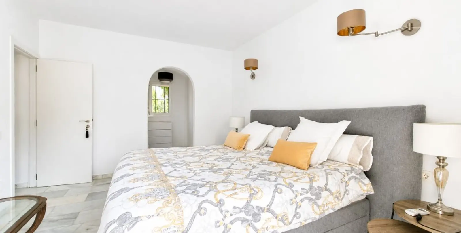 Sale of detached villa in Calahonda 14