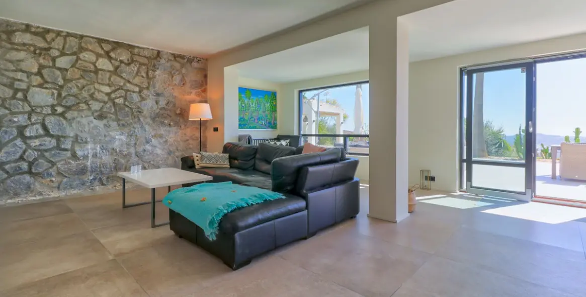 Sale of detached villa in Sierrezuela 43