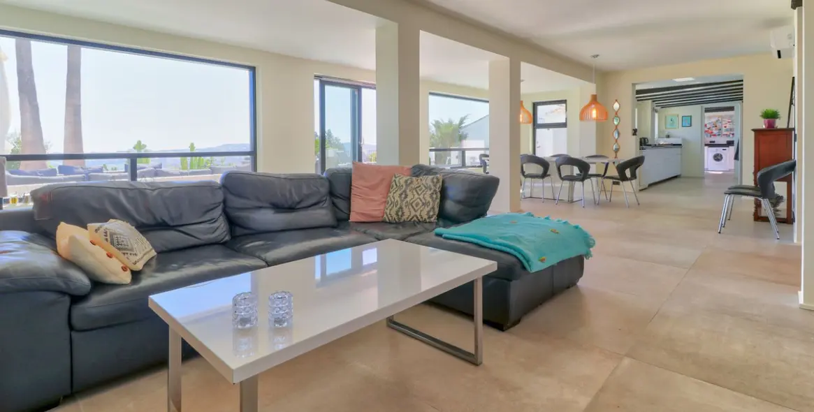 Sale of detached villa in Sierrezuela 44