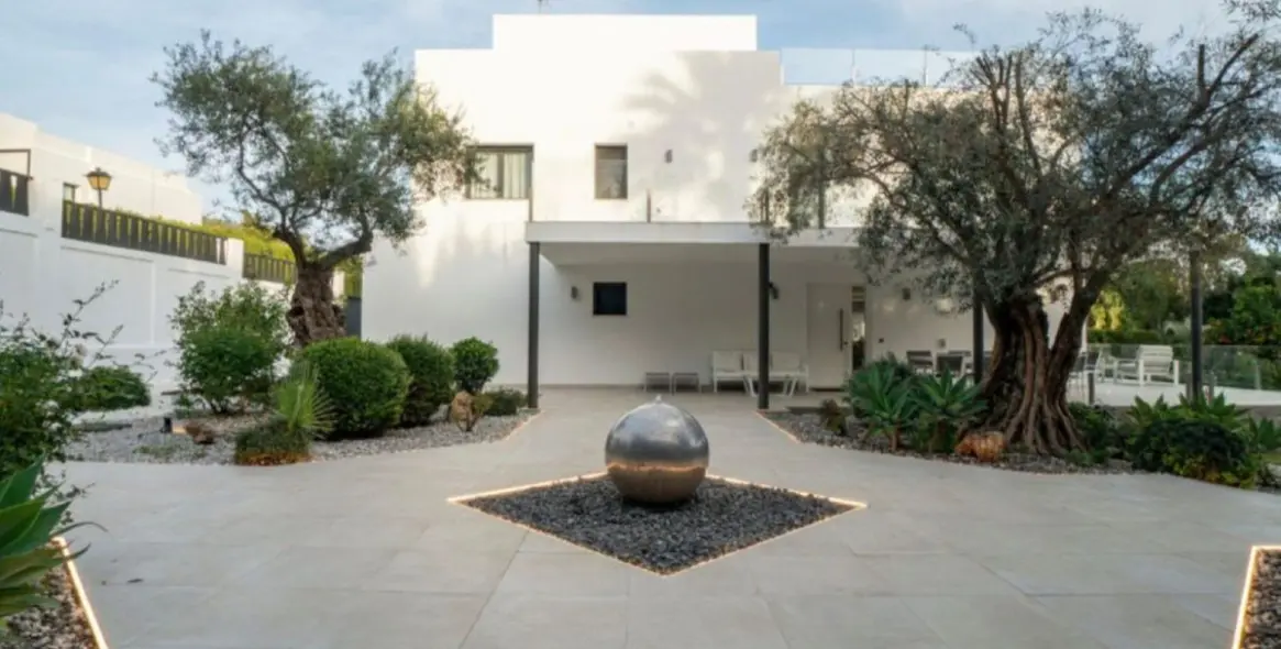 Venta de villa independiente en Nueva Andalucía 1