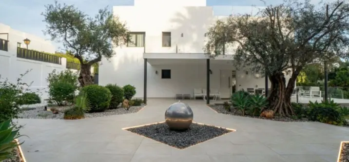 Venta de villa independiente en Nueva Andalucía 0