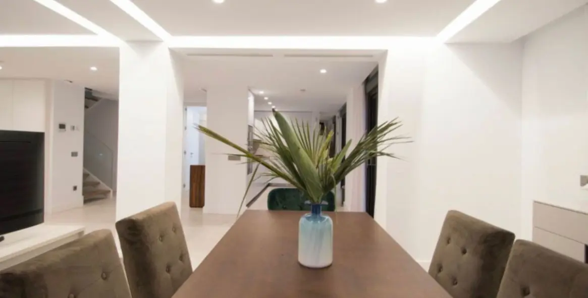 Venta de villa independiente en Nueva Andalucía 3