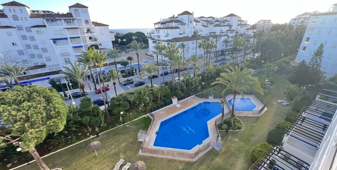 Long-term rent of penthouse in Puerto Banús 1