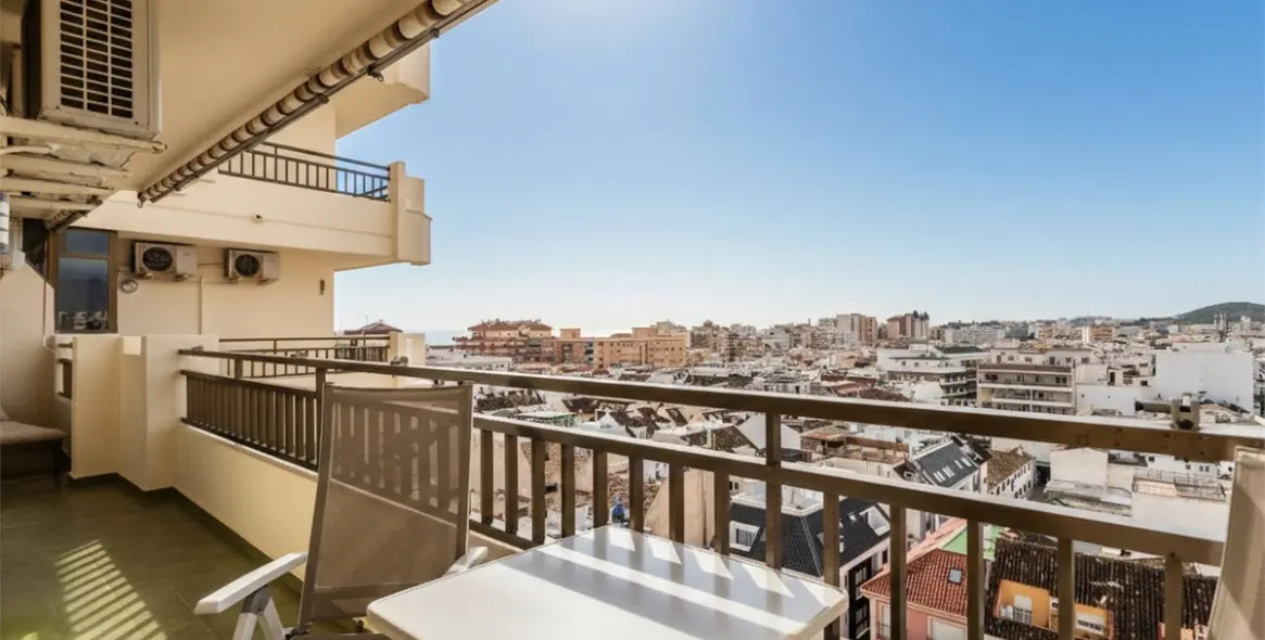 Sale of middle floor apartment in Fuengirola 1
