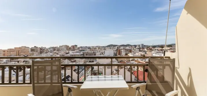 Sale of middle floor apartment in Fuengirola 1