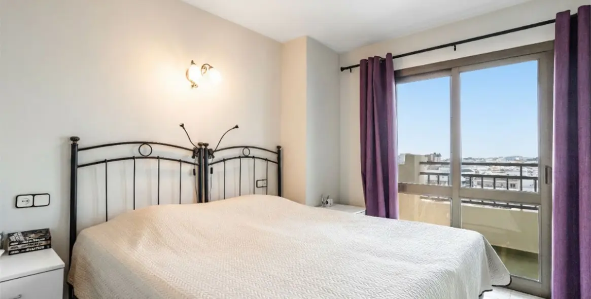 Sale of middle floor apartment in Fuengirola 12