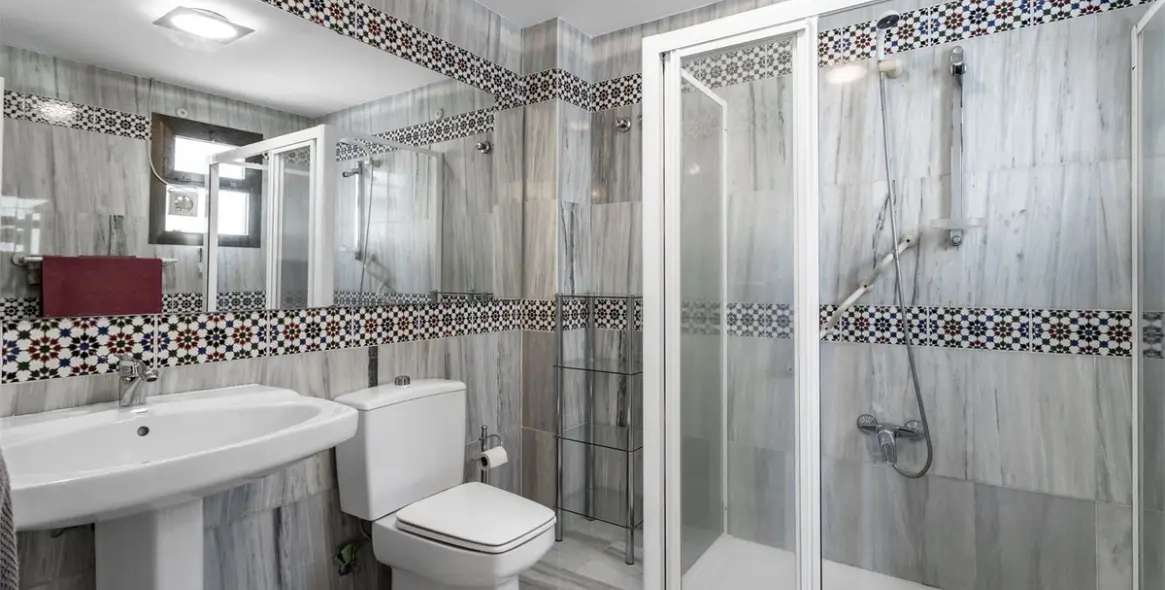 Sale of middle floor apartment in Fuengirola 13