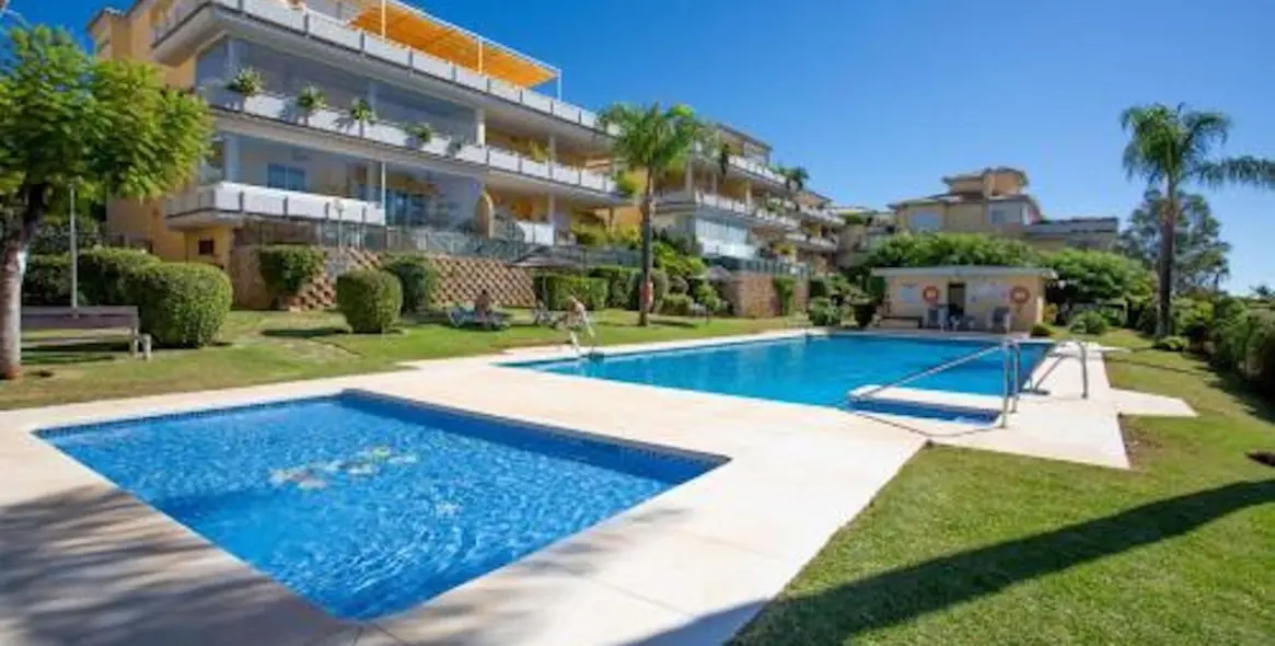 Venta de apartamento en planta media en Cabopino 1