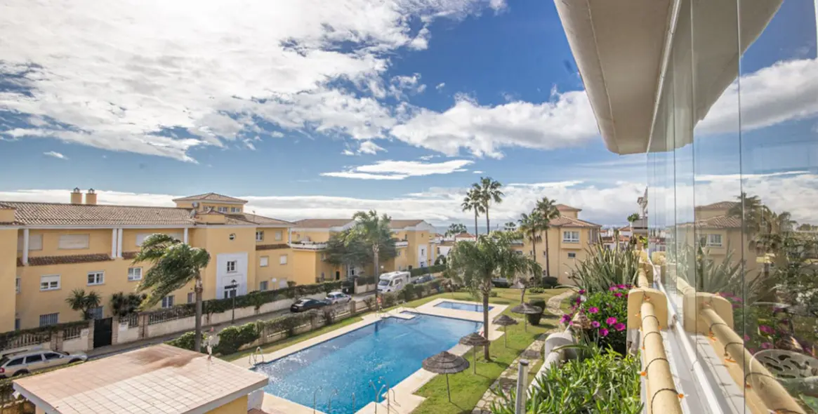 Venta de apartamento en planta media en Cabopino 2