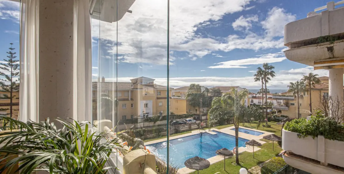 Sale of middle floor apartment in Cabopino 28