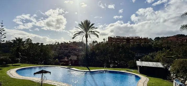 Venta de apartamento en planta media en Reserva de Marbella 0