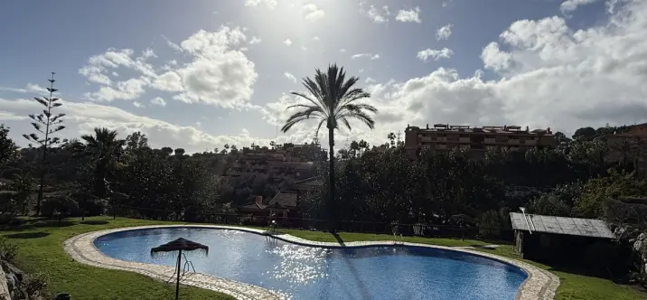 Venta de apartamento en planta media en Reserva de Marbella 1