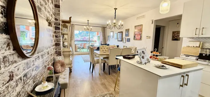 Venta de apartamento en planta media en Reserva de Marbella 3