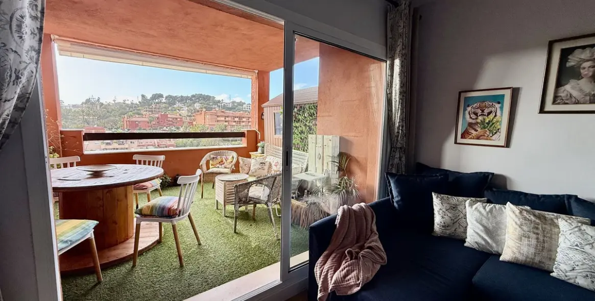 Sale of middle floor apartment in Reserva de Marbella 32