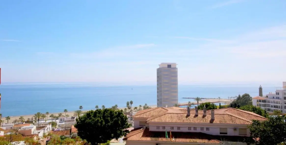 Sale of middle floor apartment in Estepona 1