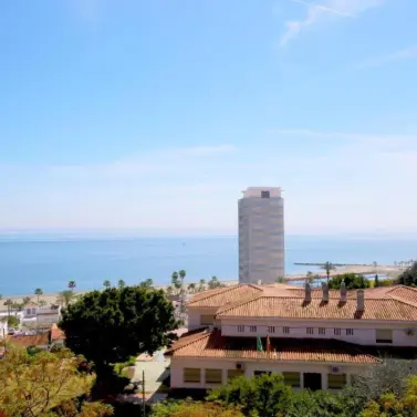 Sale of middle floor apartment in Estepona