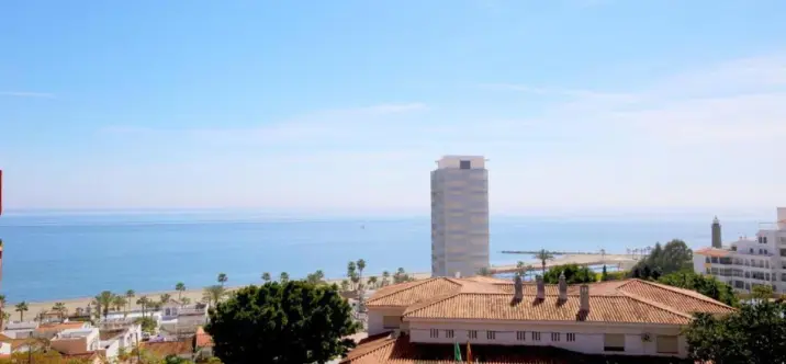 Sale of middle floor apartment in Estepona 0