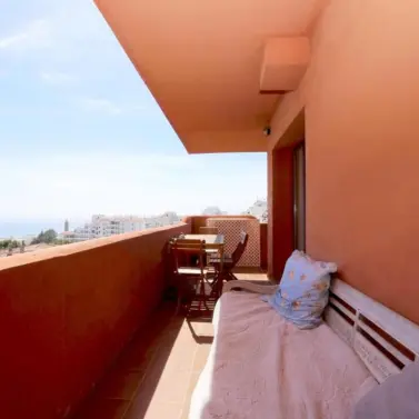 Sale of middle floor apartment in Estepona